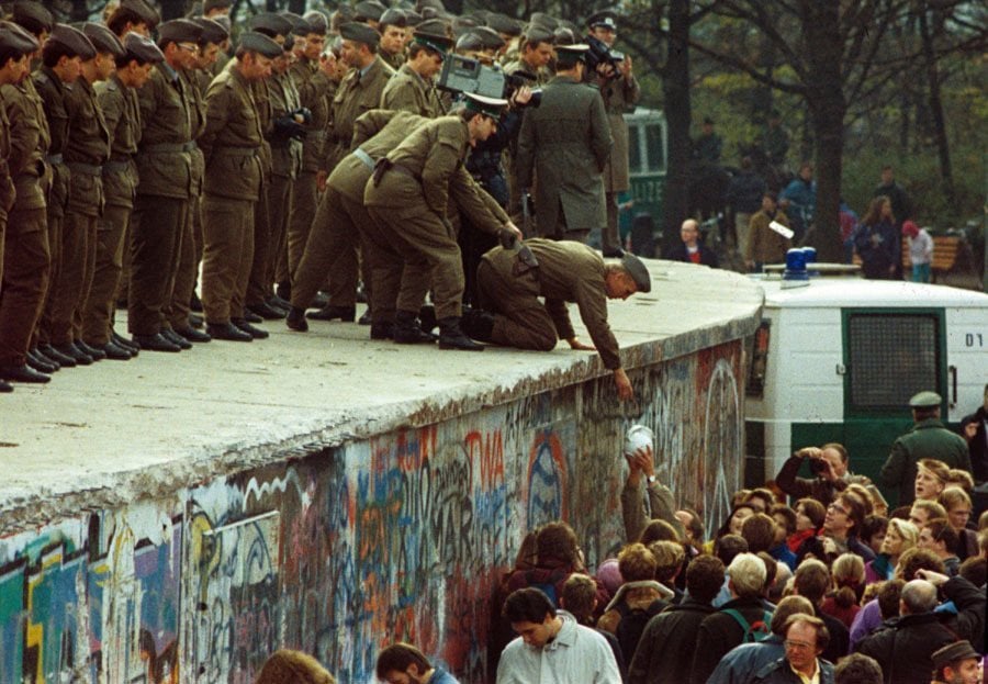 The Fall Of The Berlin Wall In 57 Stirring Photos