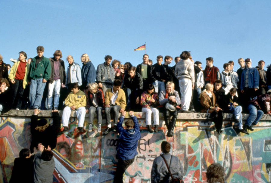 The Fall Of The Berlin Wall In 57 Stirring Photos