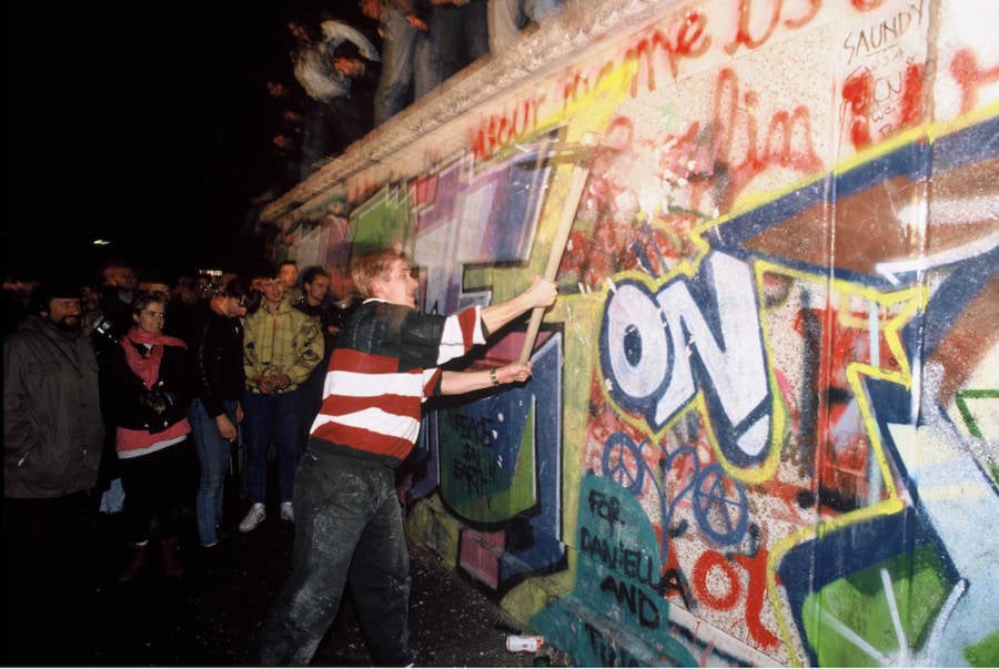The Fall Of The Berlin Wall In 57 Stirring Photos
