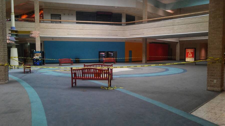 Inside Americas Abandoned Malls In 35 Haunting Photos