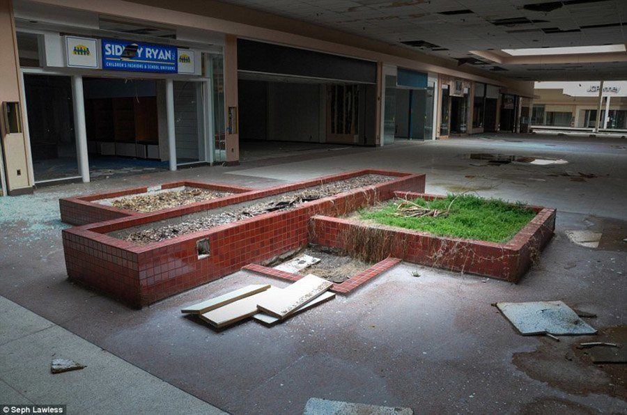 Going To A Dead Mall With $20: How Long Will It Last?