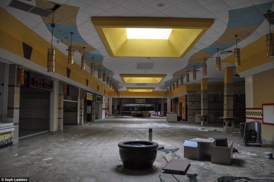 inside-america-s-abandoned-malls-in-35-haunting-photos