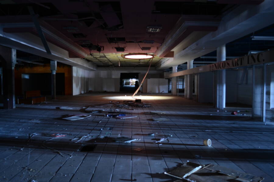 Inside Americas Abandoned Malls In 35 Haunting Photos 