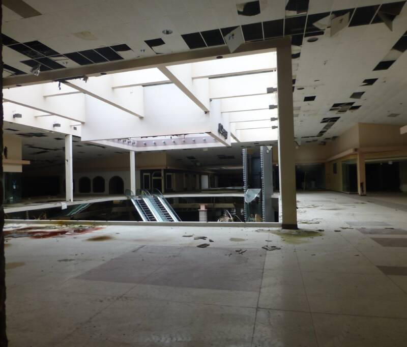 Inside Americas Abandoned Malls In 35 Haunting Photos