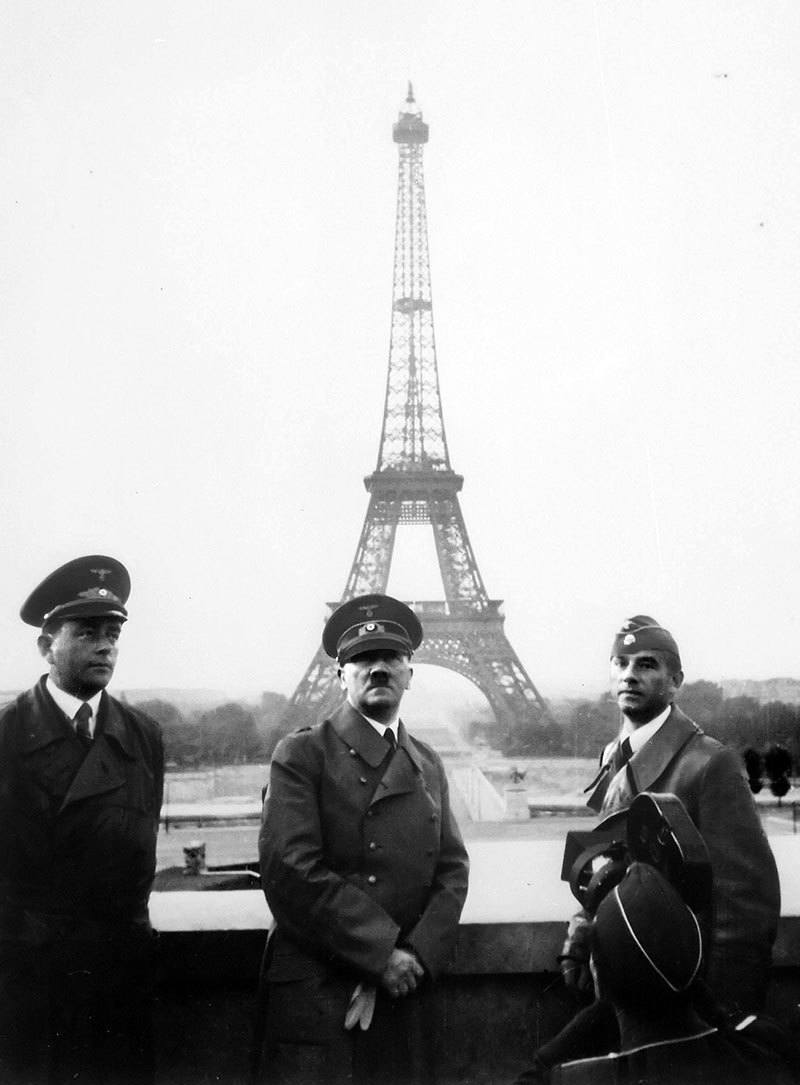 Hitler vierailee Eiffel-tornissa