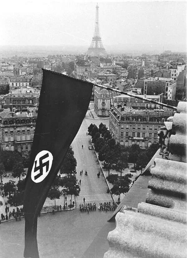 Drapeau nazi Flottant à Paris