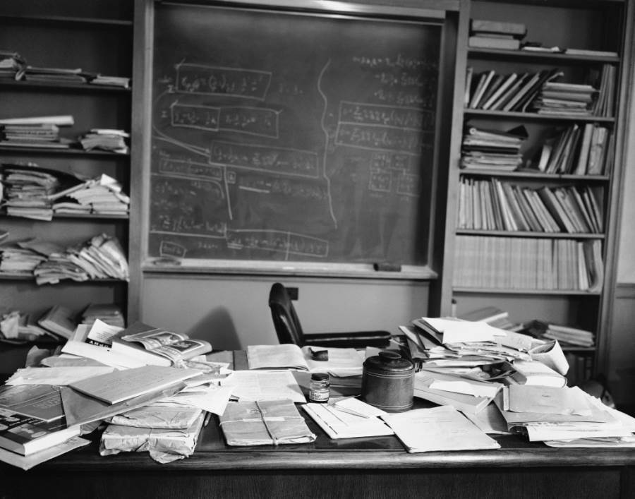 albert-einsteins-desk-the-day-he-died-1955.jpg