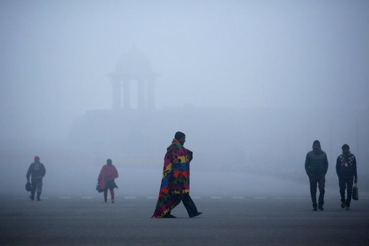 Commuters Walking In Delhi Pollution