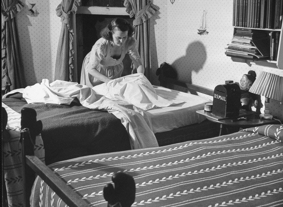 american mother 1941 bed making