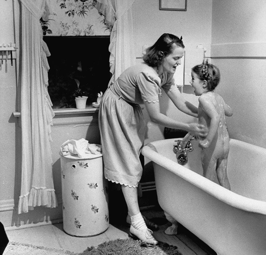 american mother 1941 daughter bathing