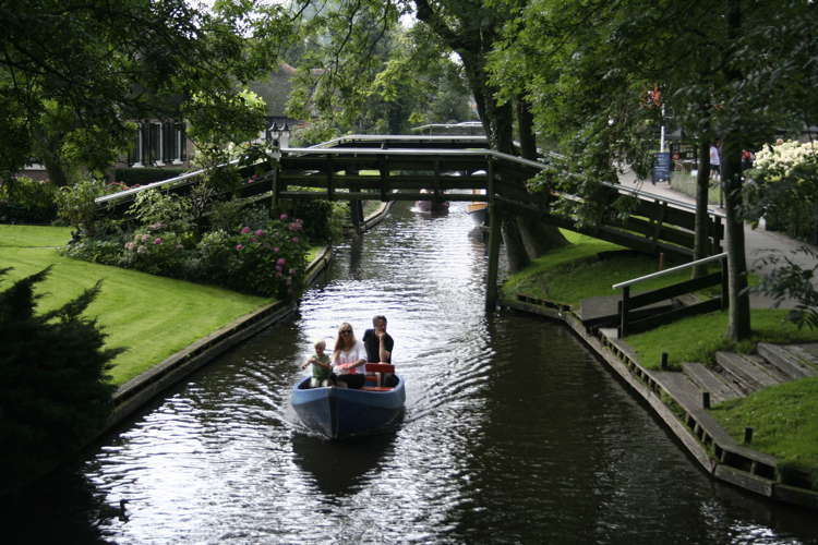 Beautiful Towns Giethoorn Family