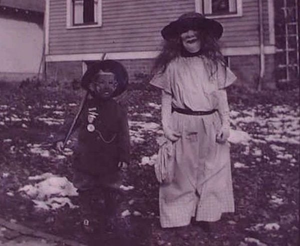 40 Vintage Halloween Costumes That Will Haunt Your Nightmares