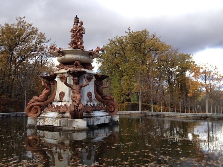 Fall Granja Fountain Leaves