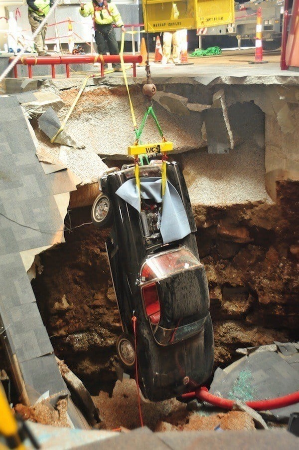 Lifting Car From The Sinkhole