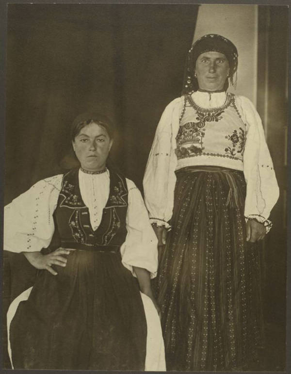 35 Ellis Island Immigration Photos That Capture American Diversity