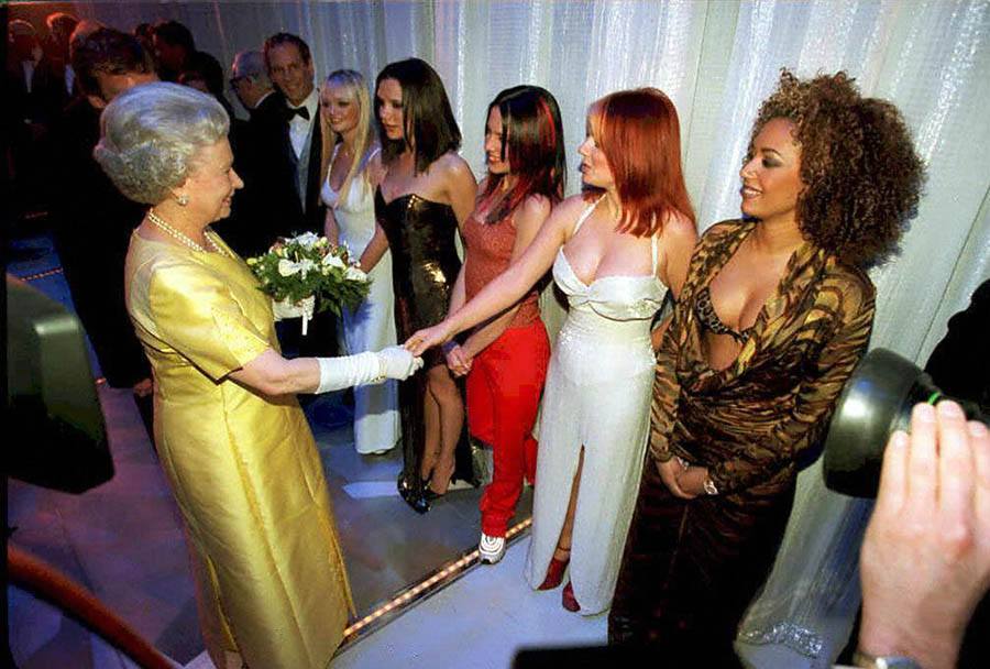 The Queen Elisabeth II Shakes Hands With Geri  Hal