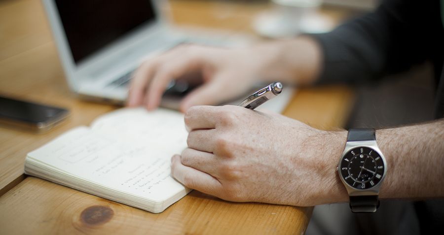 Left Handed_writing_with_wristwatch