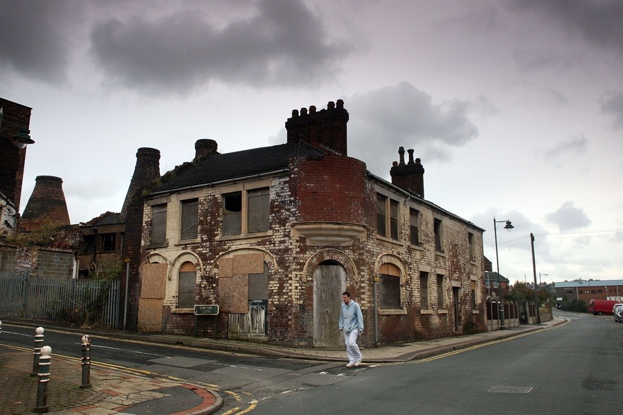 37 Haunting Photos Of Abandoned Places Across The UK