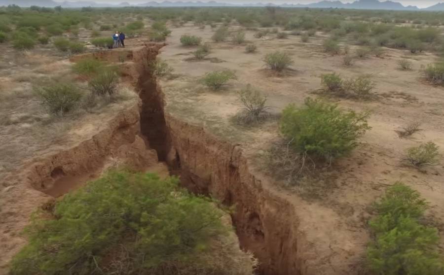 Giant Crack Arizona Depth