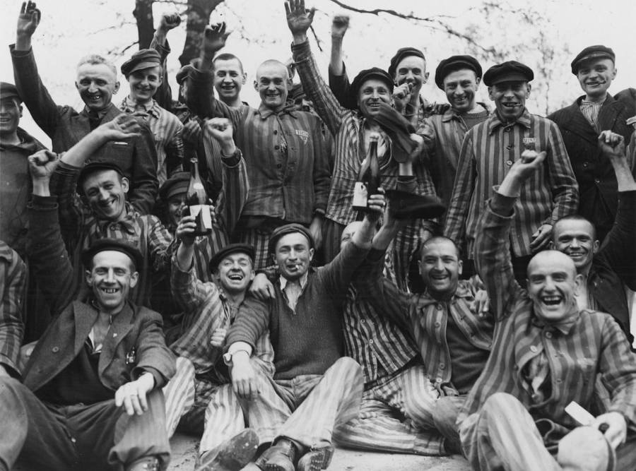 Holocaust Photos 44 Heartrending Images Of Tragedy And Perseverance   Smiling Prisoners 