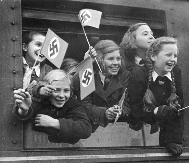 Life In Nazi Germany: 33 Everyday Scenes Of Ordinary Citizens