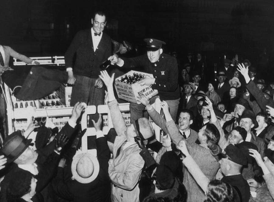 RT376 REVELERS CELEBRATE THE END OF PROHIBITION IN 1933-8X10 PHOTO 
