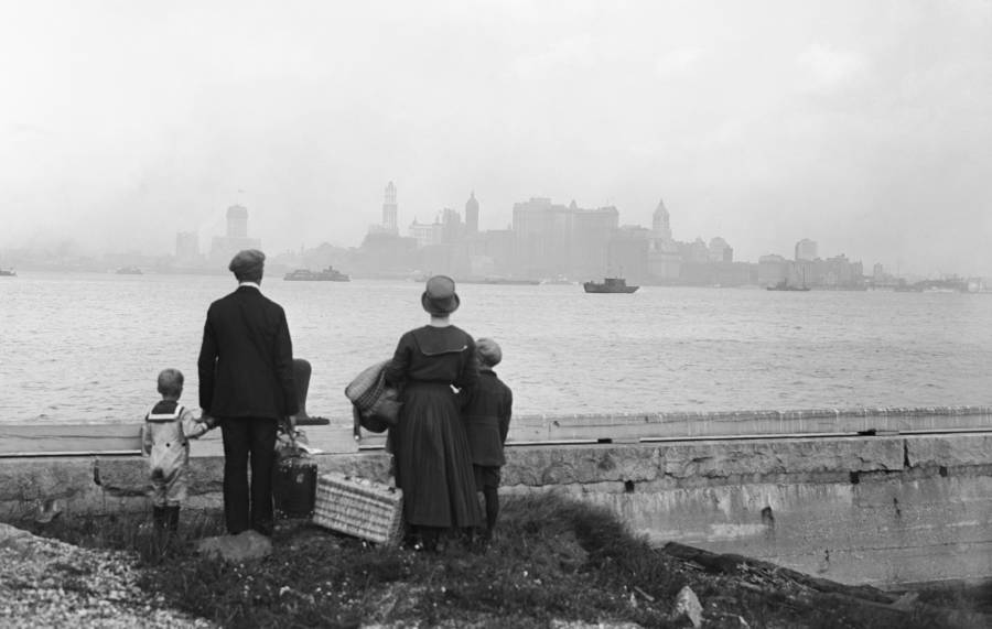 44-powerful-photos-of-ellis-island-immigrants-who-risked-it-all-to-come