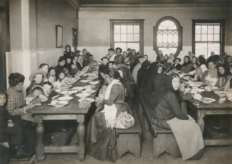 44 Powerful Photos Of Ellis Island Immigrants Who Risked It All To Come