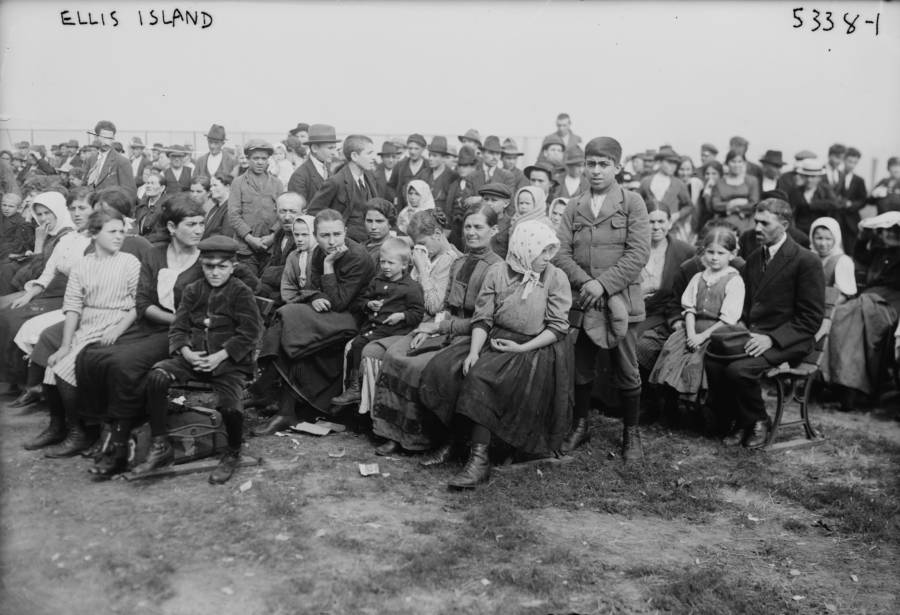 44 Powerful Photos Of Ellis Island Immigrants Who Risked It All To Come ...