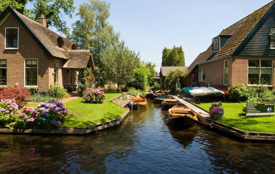 Giethoorn Village Lots-of-boats