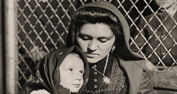 44 Powerful Photos Of Ellis Island Immigrants Who Risked It All To Come To America 0118