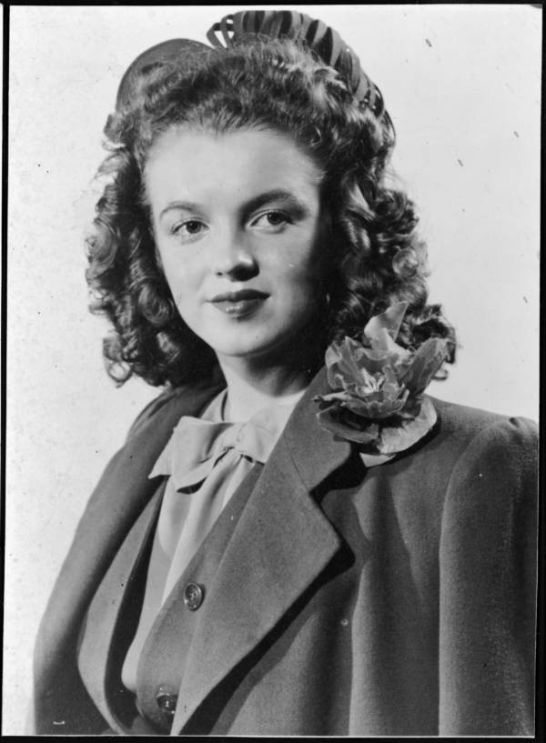 Photos Of Norma Jeane Mortenson Before She Became Marilyn Monroe Sexiz Pix 3016