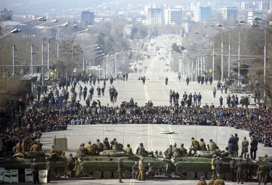 The Fall Of The Soviet Union In 36 Rarely Seen Photographs   Dushanbe Riots Tank Line 