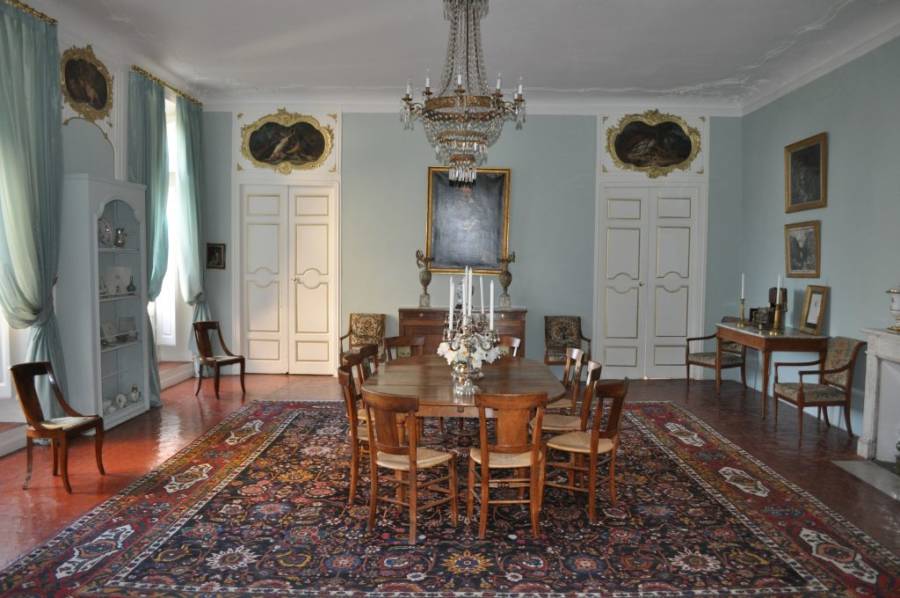 Describe The Dining Room In The Chateau.