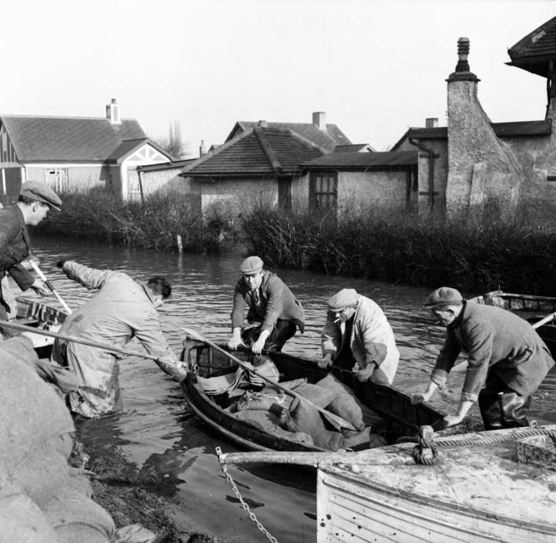 21 Devastating Photos Of The North Sea Flood Of 1953