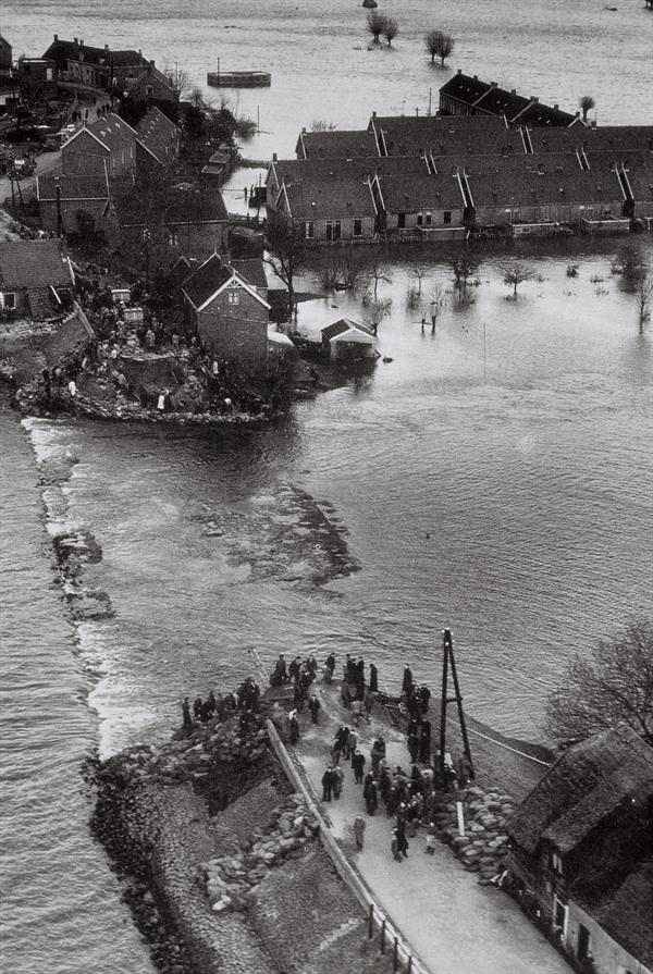 21 Devastating Photos Of The North Sea Flood Of 1953