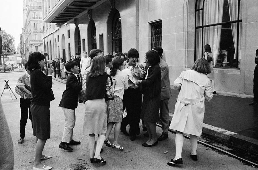 Paul Mccartney Mobbed On Street