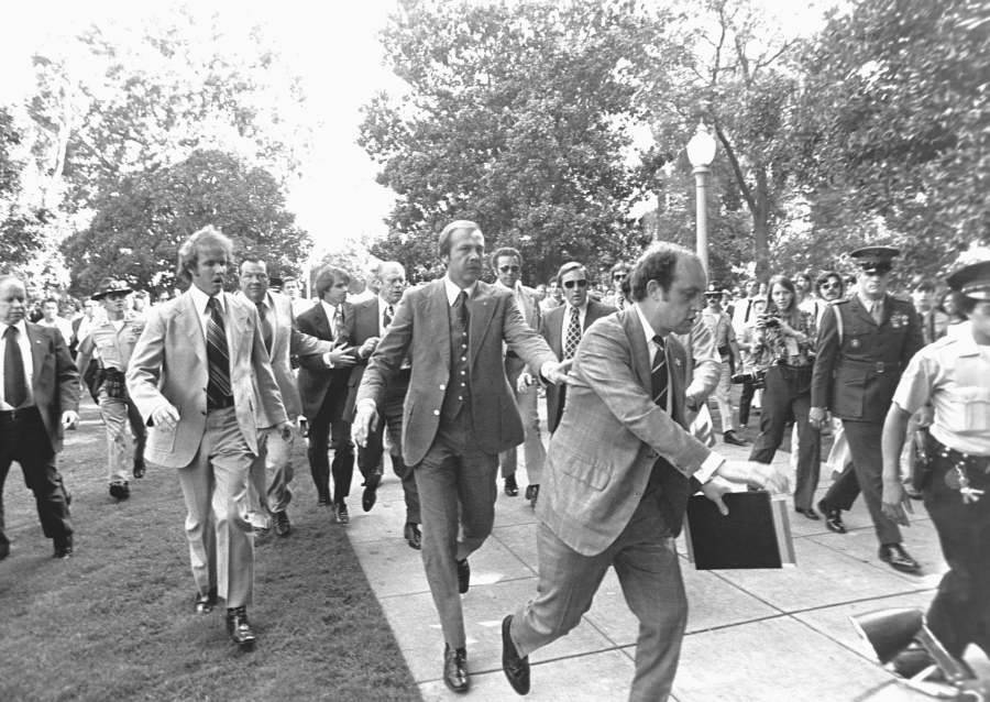 32 Thrilling Images Of The Secret Service In Action Throughout History