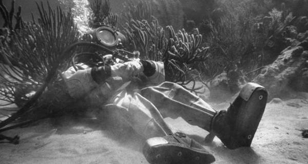 Into The Abyss: 20 Fascinating Vintage Deep Sea Diving Photos