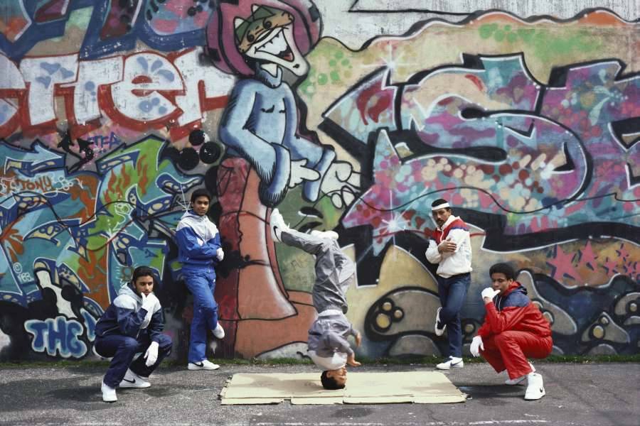 Breakdancers Headstand