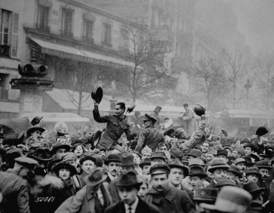 20 Celebration Photos Taken Just As WWI And WWII Came To An End