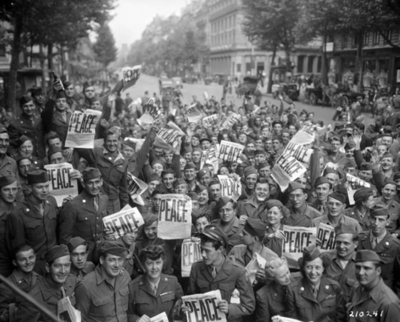 20 Celebration Photos Taken Just As WWI And WWII Came To An End