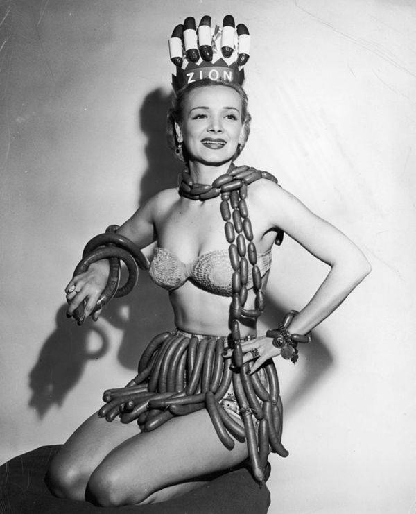 23 Creepy Photos From History's Most Bizarre Beauty Pageants