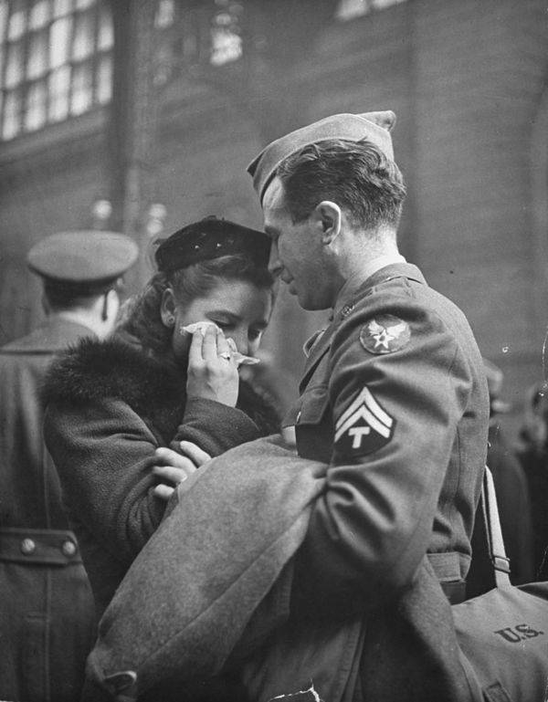 25 Heartbreaking Wartime Goodbyes Of Decades Past, In Photos