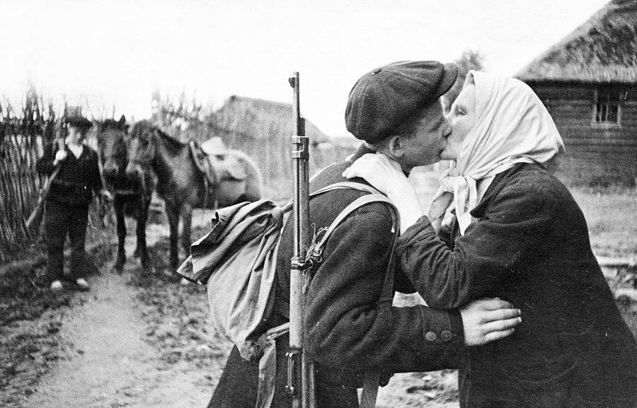 25-heartbreaking-wartime-goodbyes-of-decades-past-in-photos