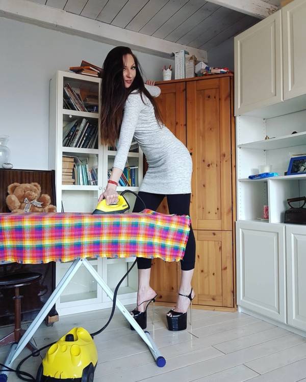 Meet Ekaterina Lisina, The Woman With The Longest Legs In The World