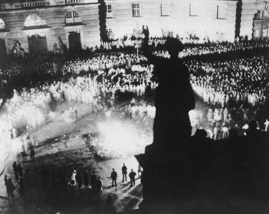 36 Chilling Photos That Explain The Nazis' Rise To Power