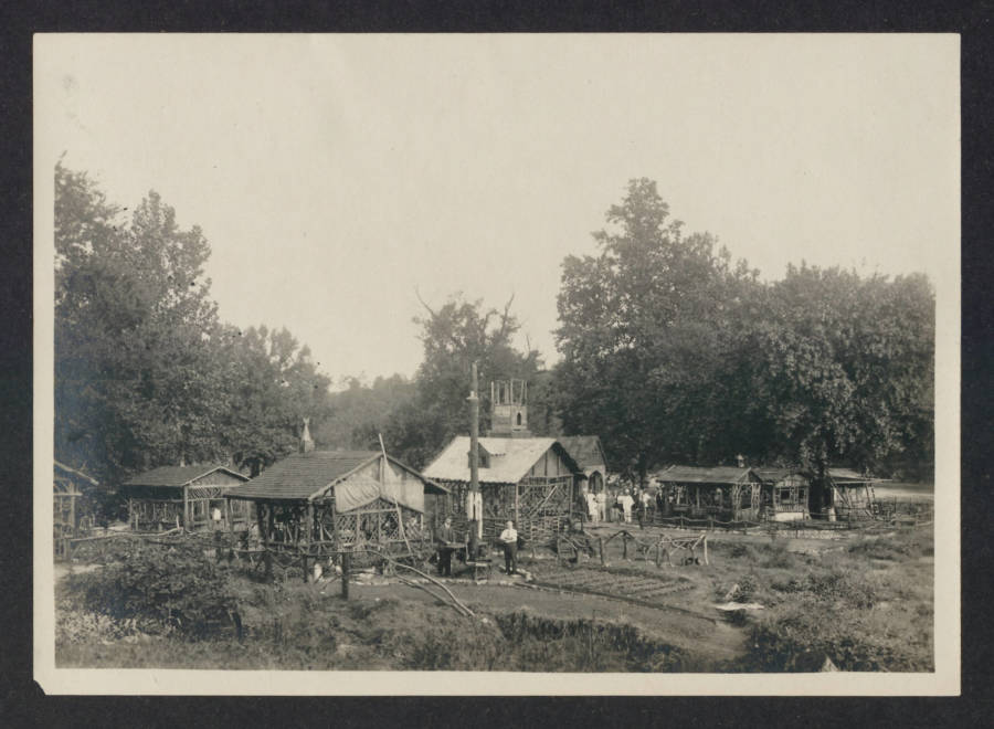 24 Devastating Photographs Of GermanAmerican Internment During WWI