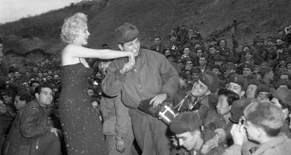 32 Vintage USO Photos Of Military Entertainment Starting With WW2