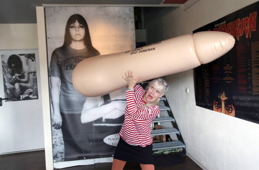 Cynthia Plaster Caster With A Giant Inflatable Penis